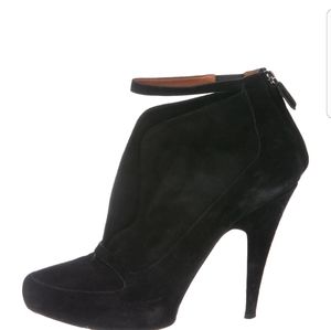 GIVENCHY

Suede Round-Toe Boots